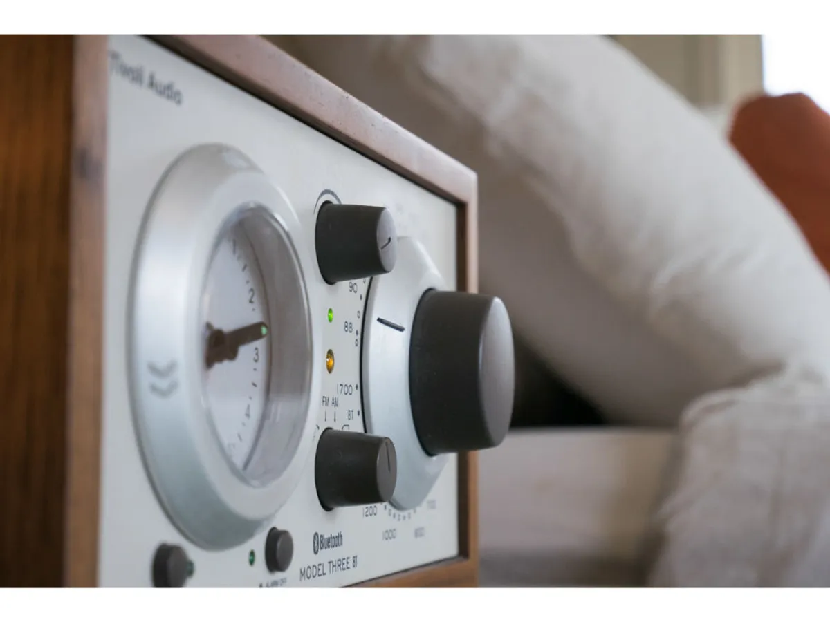 A cozy corner featuring vintage-inspired audio equipment and soft cushions, inviting relaxation and intimate moments of music appreciation. The styling hints at classic Hollywood glamour and provides a sense of individualized luxury.